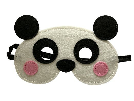 Vilten kindermasker in de vorm van een panda gezicht.