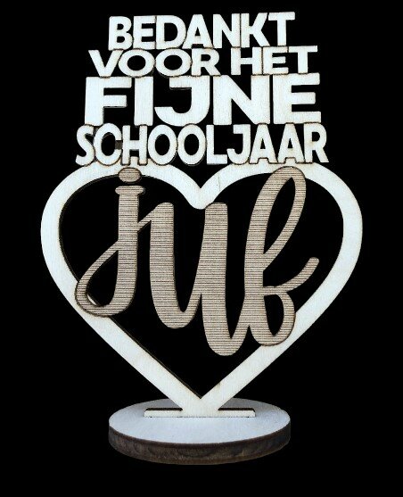 Houten voetstuk met hartvormige tekst Bedankt voor het fijne schooljaar juf