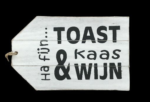 Detail van de opgedrukte tekst Ha fijn Toast kaas en wijn op de houten plank