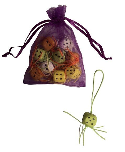 Organza zakje met dobbelsteen hangers