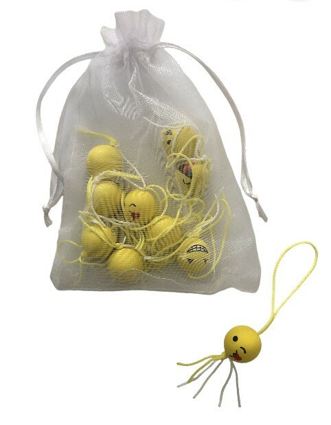 Kleine gele smileys in een organza zakje als cadeau