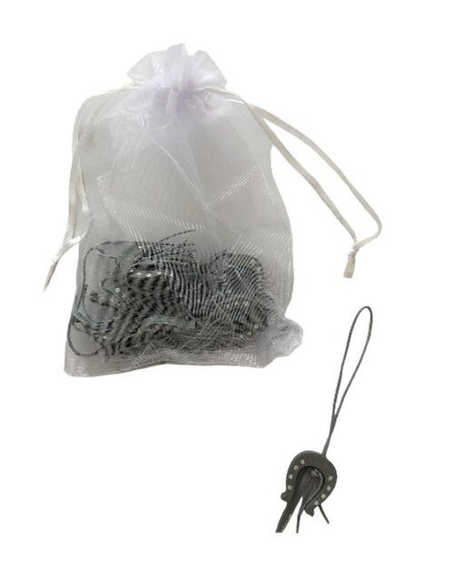 Grijze geluksbrengers van hout in een organza zakje