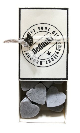 Detailopname van het compacte doosje van 5,5 x 4 cm met opdruk voor de meester