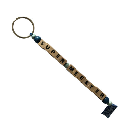 Sleutelhanger Super Meester met houten vierkante kralen en blauwe ronde kralen