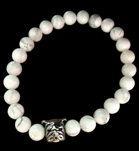 Herenarmband van wit Amerikaans Howliet met een kleine honden kraal.