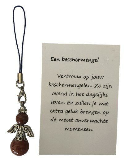 Beschermengel van rode jaspis natuursteen op een inspirerend kaartje.