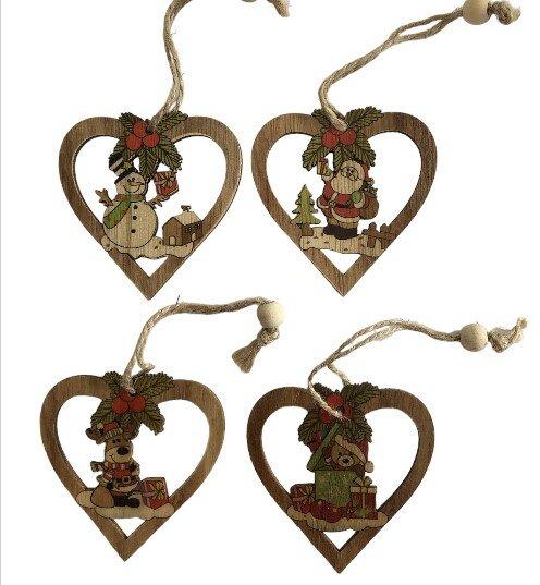 Set van vier houten kerst hangers in hartvorm met kerstfiguren.