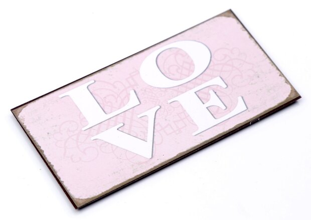 Detailopname van de sierlijke tekst Love op de roze achtergrond van de magneet