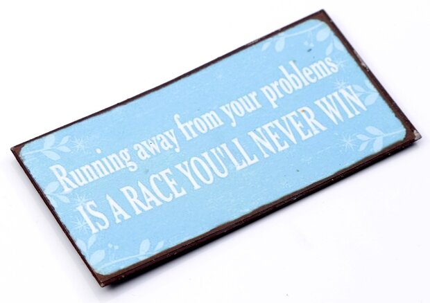 Detailopname van de duidelijke quote Running away op de lichtblauwe magneet