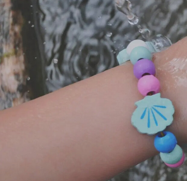 Handgemaakt armbandje maken met houten en schelpjeskralen
