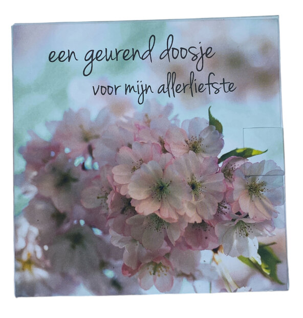 Vooraanzicht van het vierkante geschenkdoosje 11 x 11 cm met romantische tekst