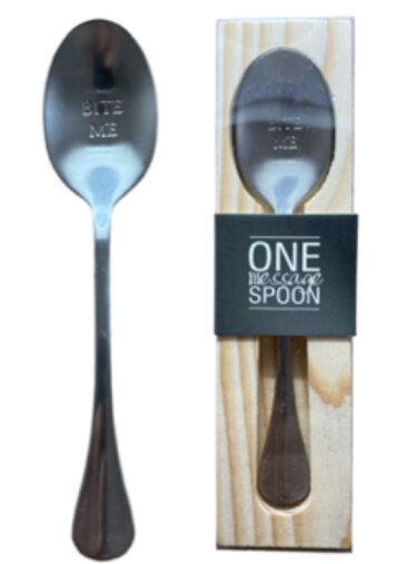RVS lepel met ingegraveerde tekst Bite me in geopende houten geschenkverpakking