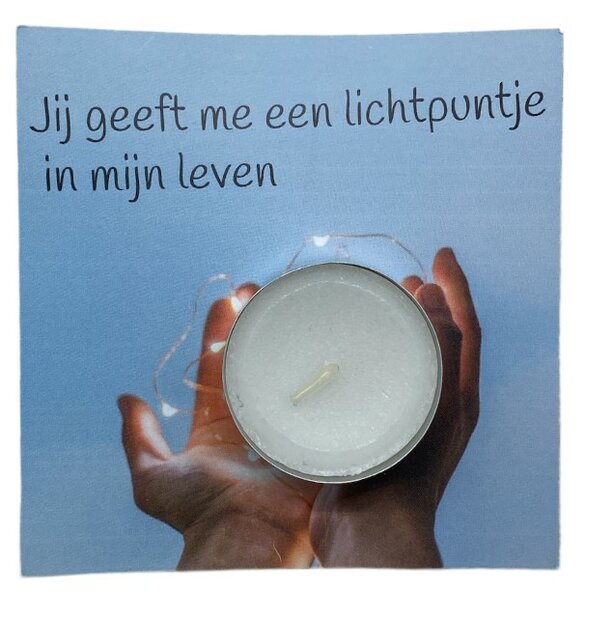 Detailopname van de illustratie met twee handen en lichtje op het kaartje