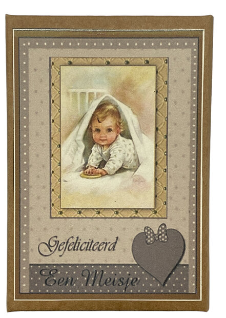 Vintage zeepkaartje Gefeliciteerd een meisje gepresenteerd als unieke geboortegroet