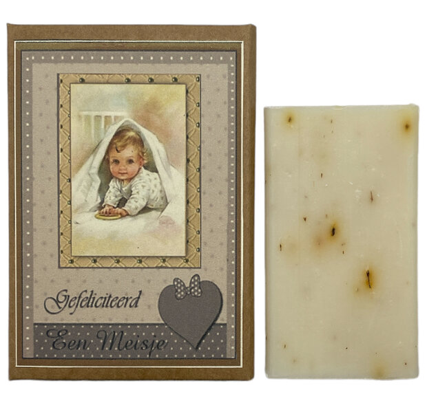 Detailopname van het geurende zeepje verwerkt in het vintage geboortekaartje