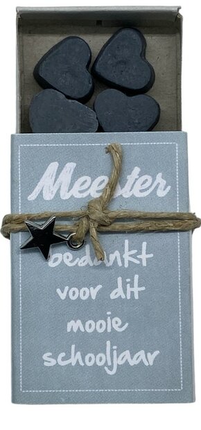 Detail van de mini hartenzeepjes en het zilverkleurige sterrenbedeltje