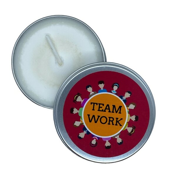 Handgegoten kaars van koolzaadwas in een metalen blikje met tekst Teamwork.