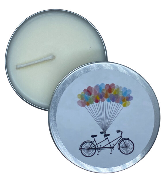 Koolzaadwaskaars in blikje met afbeelding van een fiets en ballonnen