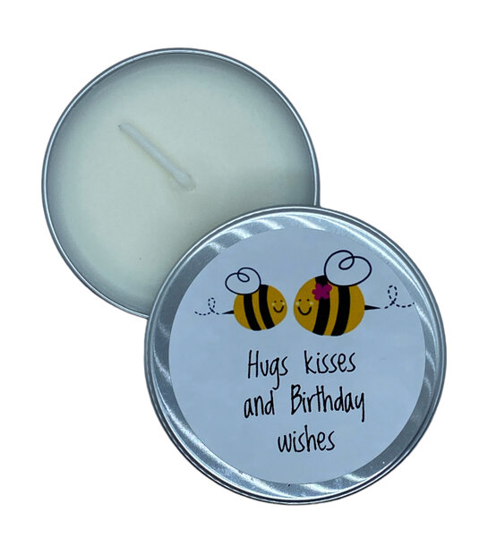 Koolzaadwas kaars in blikje met tekst Hugs kisses and birthday wishes en bijtjes