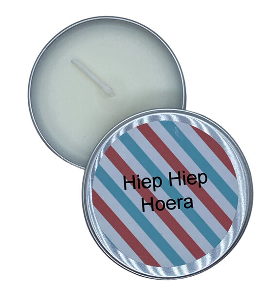 Vegan kaars in blikje met tekst Hiep hiep Hoera en streepjes.