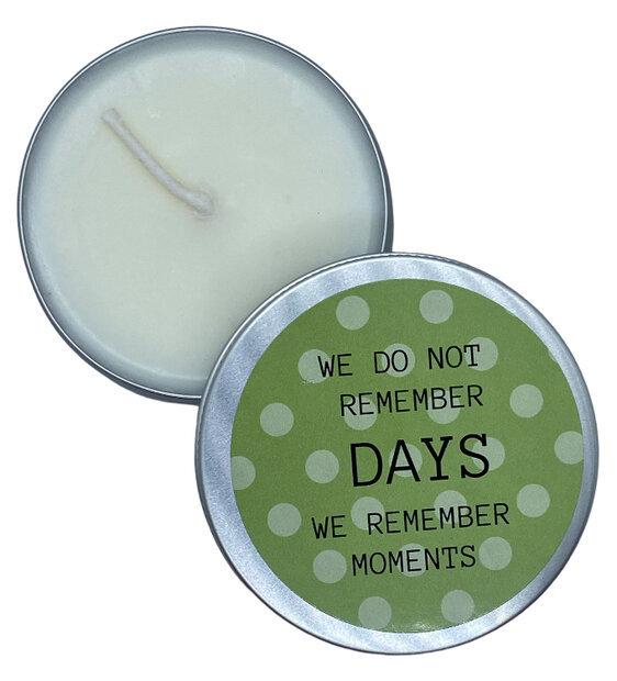 Koolzaadwaskaars in blikje met de tekst We do not remember days we remember moments
