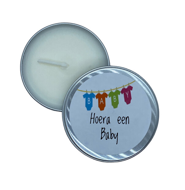 Ambachtelijke geurkaars in blikje met rompertjes en de tekst Hoera een baby