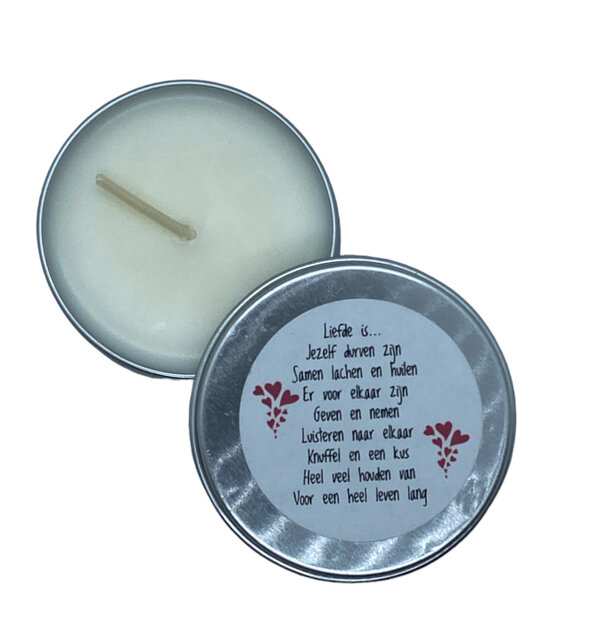 Detailopname van de vegan koolzaadwas met etherische oli&euml;n in het 30 ml blikje