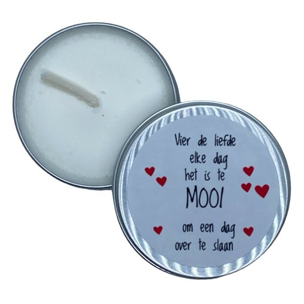 Vegan koolzaadwas kaars in blikje met tekst Vier de Liefde.