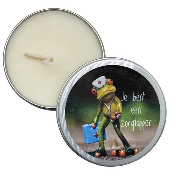 Handgegoten koolzaadwas geurkaars in blik met tekst Je bent een zorgtopper en kikker