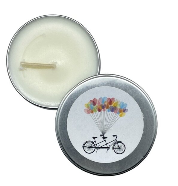 Detailopname van de fiets en ballonnen op het deksel van het koolzaadwas kaarsenblikje