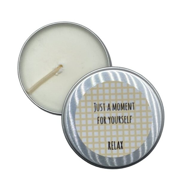 Ambachtelijke koolzaadwas geurkaars in blik met de tekst just a moment for yourself relax