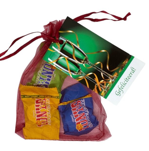 Tiny Tonys chocolaatjes in organza zakje met felicitatie kaartje.