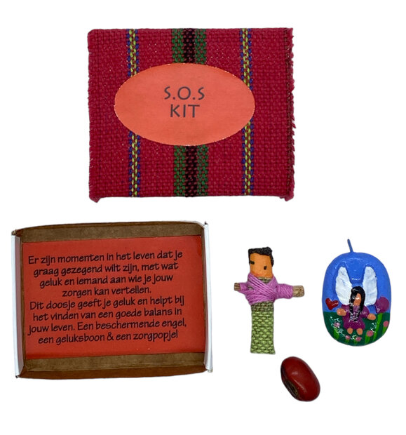 Rood geluksdoosje SOS kit met zorgpoppetje, boon en engel amulet.