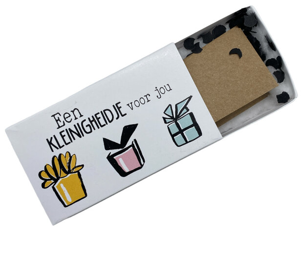 Geopend cadeaudoosje met tekst Een kleinigheidje voor jou met kraft envelop en zwarte confetti