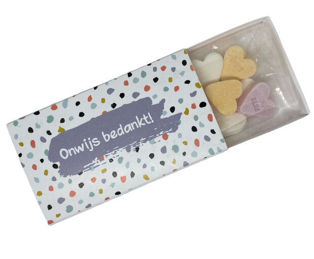 Cadeaudoosje met de tekst Onwijs bedankt gevuld met een zakje snoepjes op wol