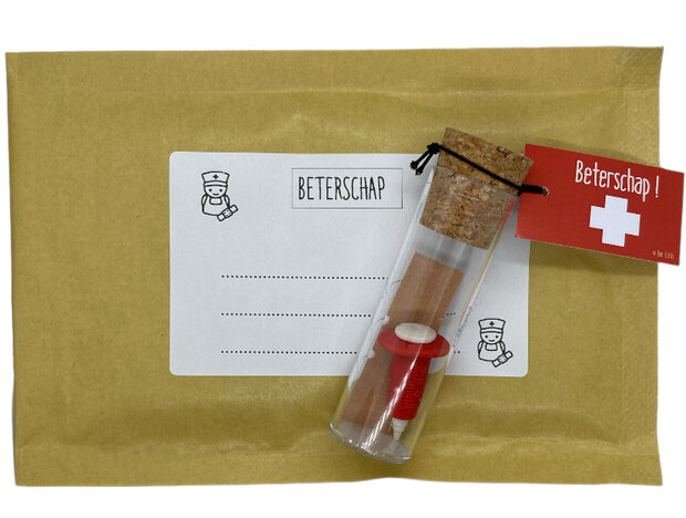 Beterschap flessenpost van 9 x 2 cm met gummetje in de vorm van een spuitje en pleister