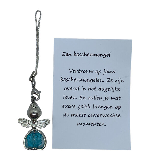 Beschermengeltje met gekleurd hartje op een geschenkkaartje.