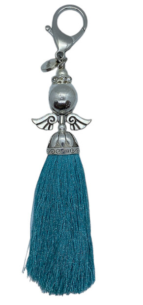 Detailopname van de turquoise kwast en het engeltje met een lengte van 16 cm