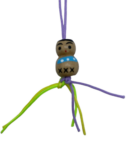 Detail van kleine houten poppetjes voor geluk en voorspoed.