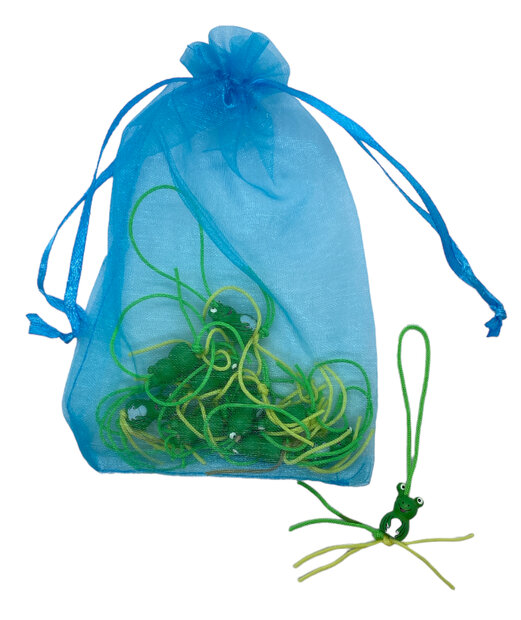 Set van 10 groene houten gelukskikkers in een organzazakje.
