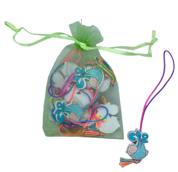 Organza zakje met gelukshangers jongen