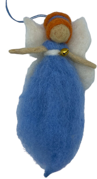 Handgemaakt fairtrade elfje van wol met een blauw lijfje en witte vleugels.