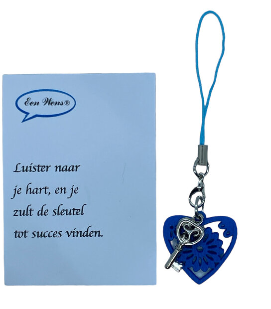 Gelukshanger met houten hartje en zilverkleurige sleutel op inspirerend kaartje