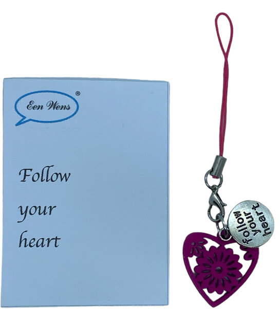 Gelukshanger met houten hartje en zilverkleurige hanger Follow your heart op kaart