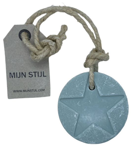 Lichtblauwe zeepster met linnen geur en ophangkoord 7 x 7 cm