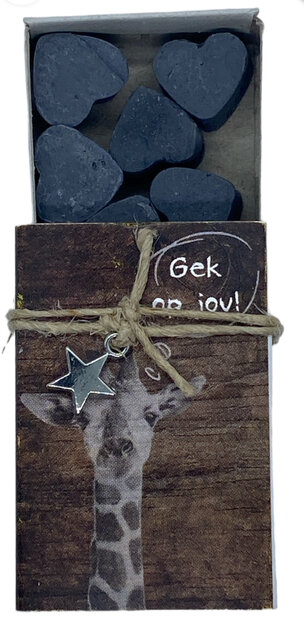 Mini doosje met tekst Gek op jou geflankeerd door acht kleine hartenzeepjes