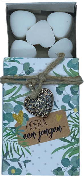 Geschenkdoosje met hartenzeepjes en tekst Hoera een jongen