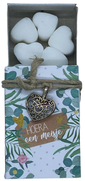 Geschenkdoosje met hartenzeepjes en tekst Hoera een meisje