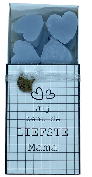 Geschenkdoosje Jij bent de liefste mama geopend met de 12 hartvormige mini-zeepjes
