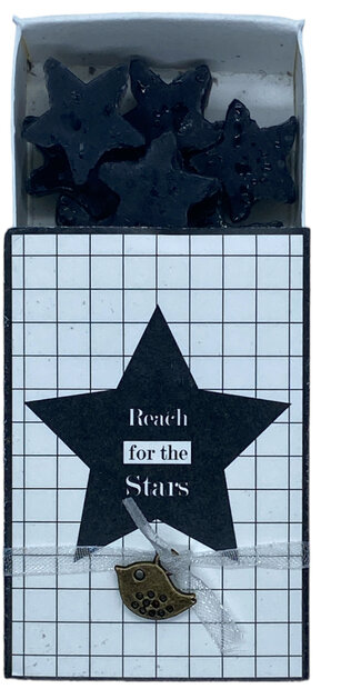 Cadeaudoosje Reach for the stars gevuld met 12 stervormige mini zeepjes